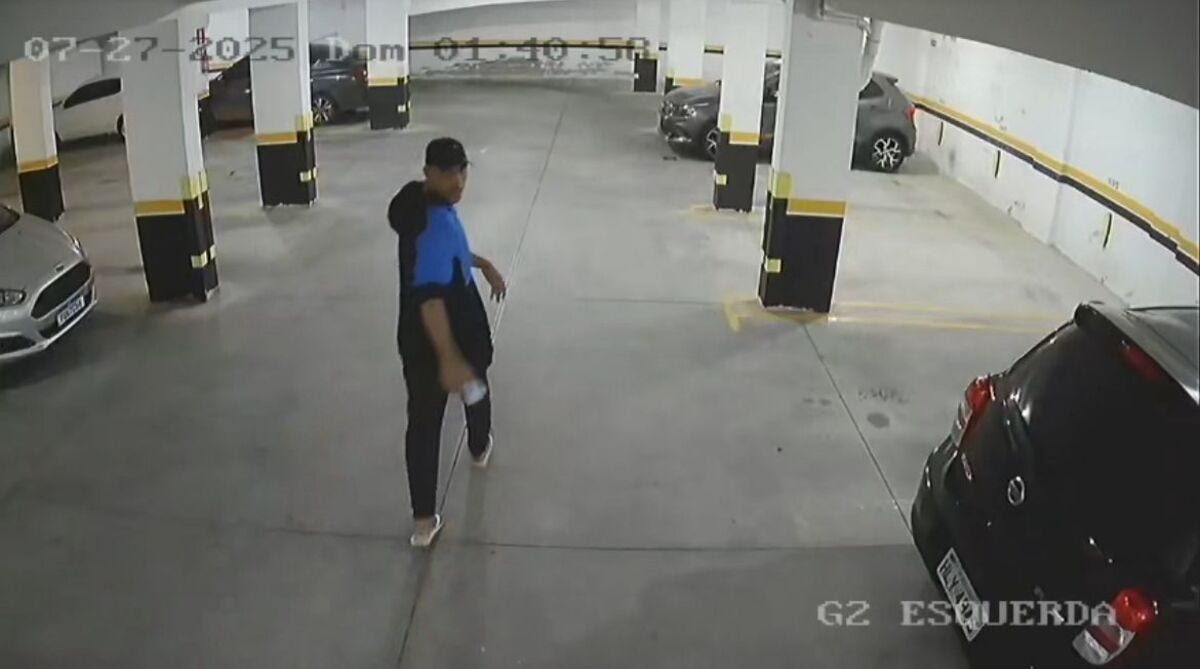 Um dos homens que conseguiu entrar no prédio virou as câmeras de segurança para dificultar sua identificação.