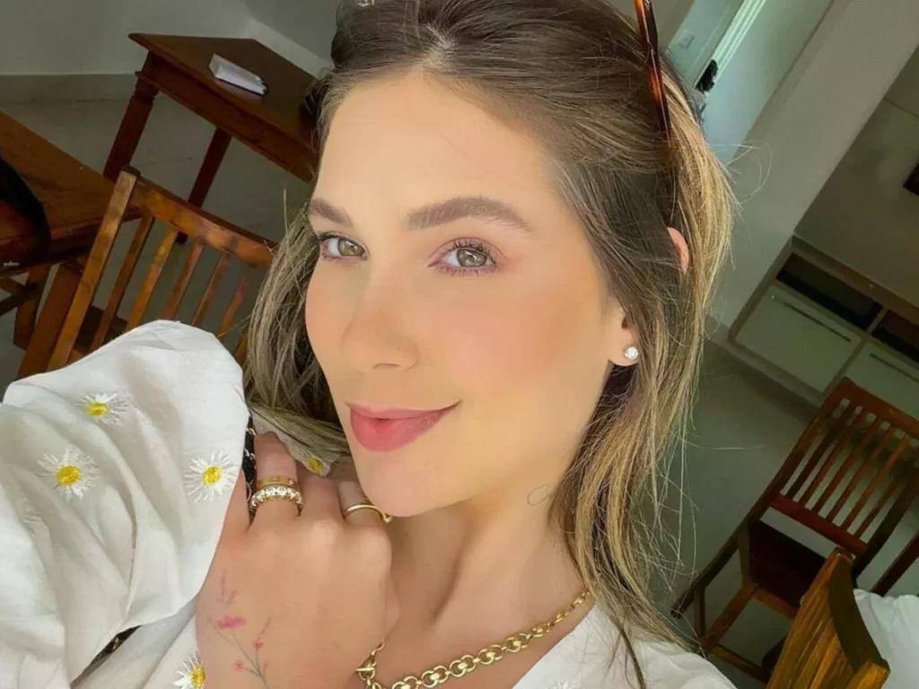 De biquíni, Virgínia Fonseca toma banho no lago com Maria Flor: “Princesinha”