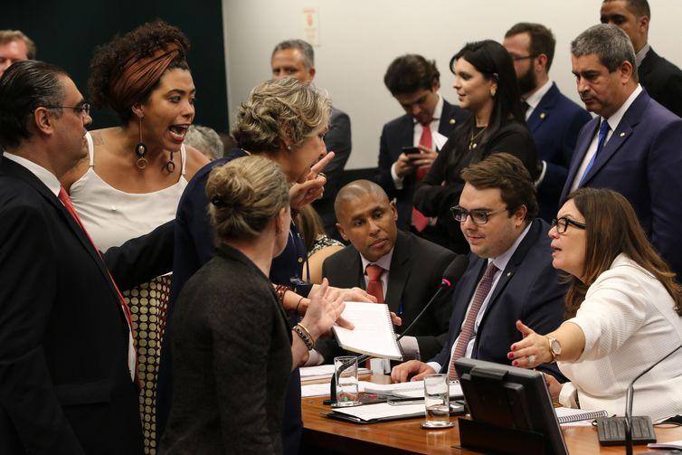 Deputados aprovaram relatório da reforma da Previdência na CCJ