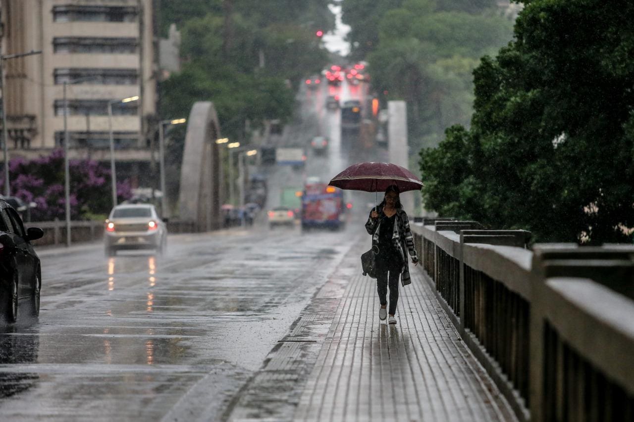 Defesa Civil emite alerta para chuva e granizo em Belo Horizonte 