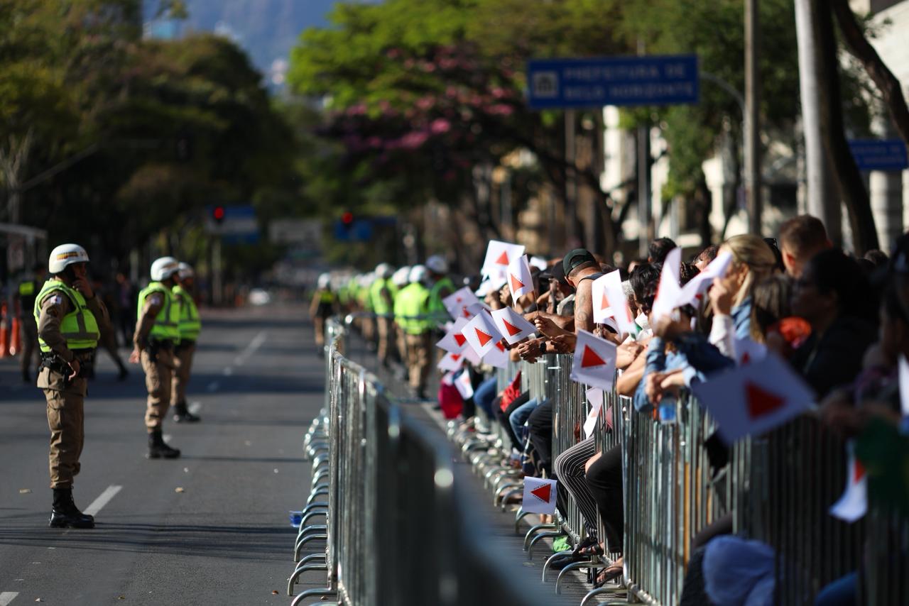 Mineiros comemoram o Dia da Independência com desfile na avenida Afonso Pena, em Belo Horizonte