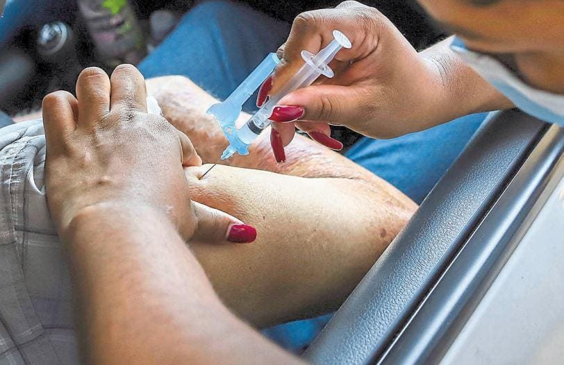 Vacina - Vacinação de idosos contra a Covid-19 em BH