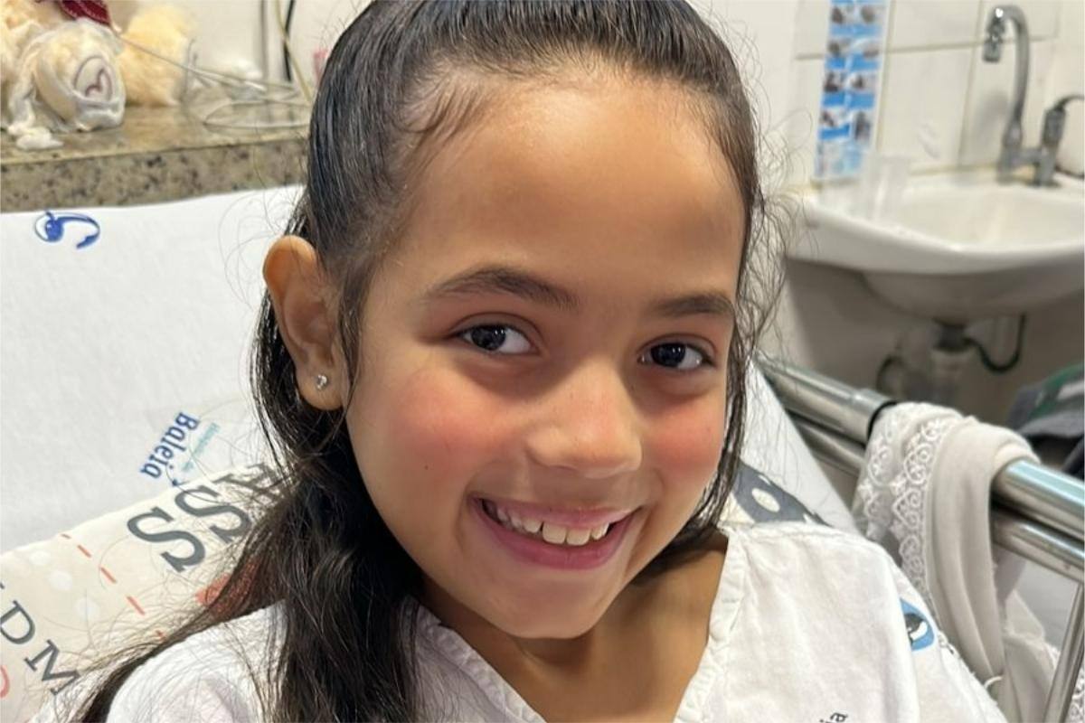 Imagem mostra Sophia em maca de hospital