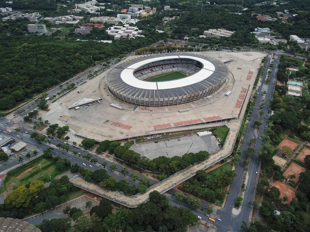 Foto área mostra o entorno do Mineirão, de onde serão cortadas as árvores