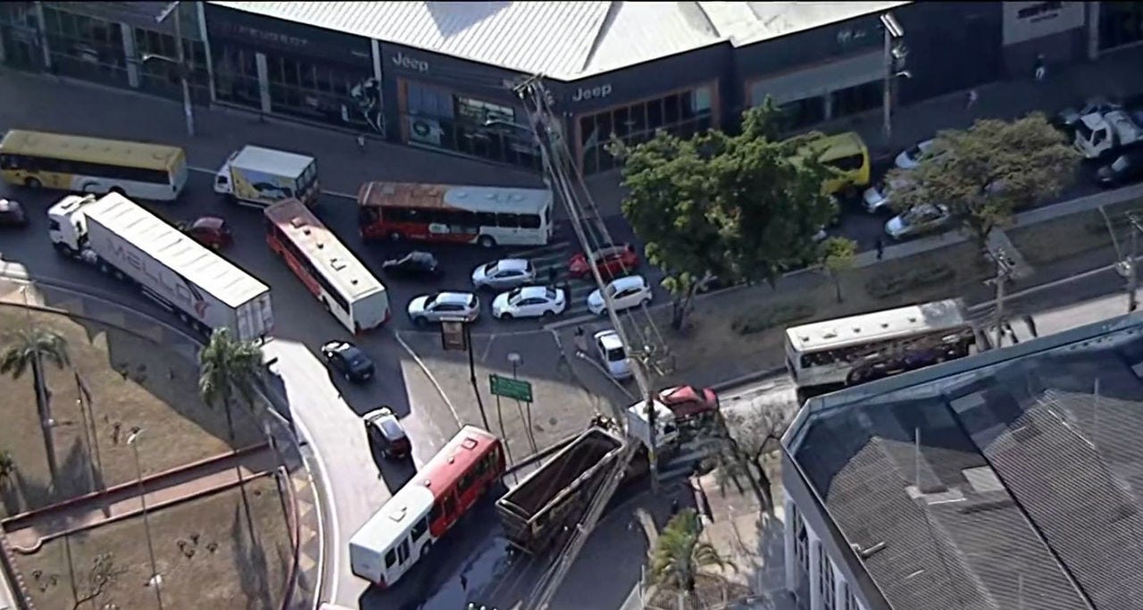 Devido ao problema, um grande congestionamento se formou na região