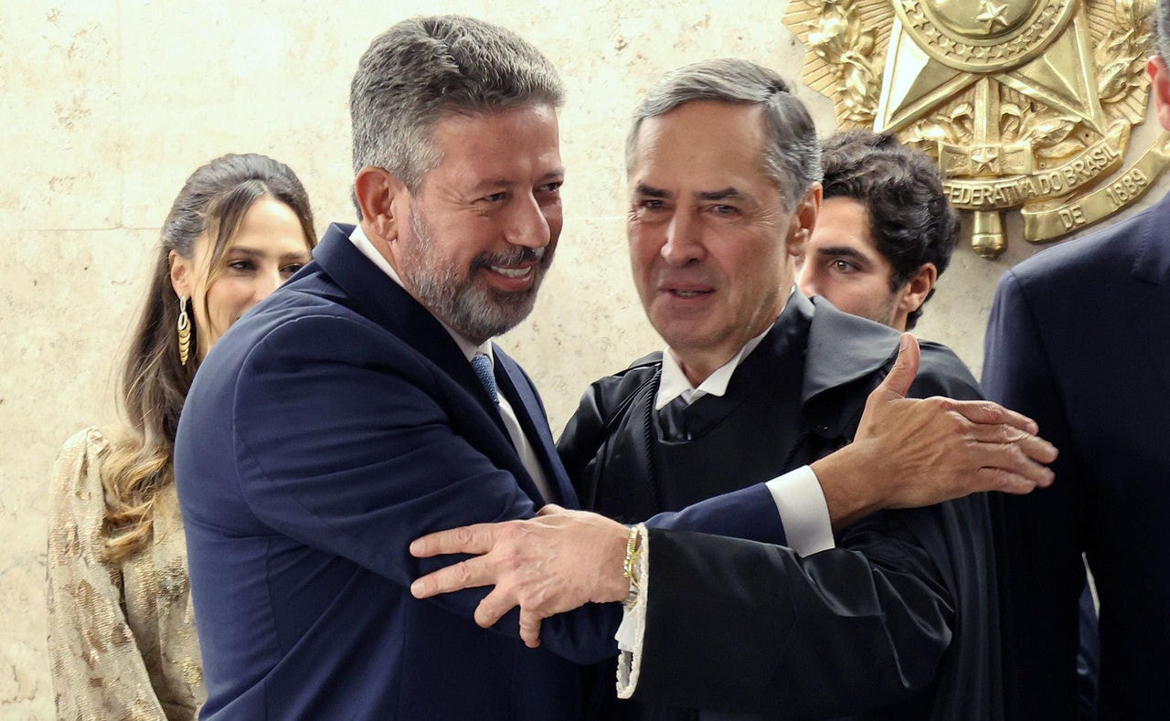 O presidente da Câmara, Arthur Lira, abraça o ministro Luís Roberto Barroso, durante a posse de Barroso como presidente do Supremo Tribunal Federal