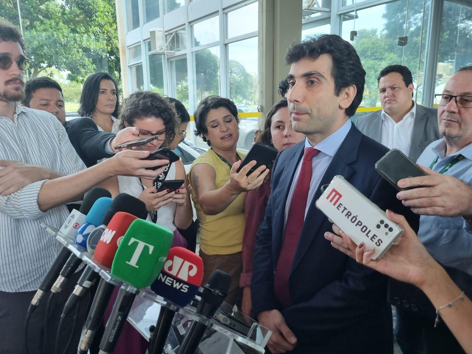 Gabriel Galípolo deu declaração a jornalistas na porta do Ministério da Fazenda, em Brasília