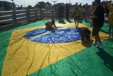 Crianças e adultos fizeram a festa em cima da bandeira brasileira