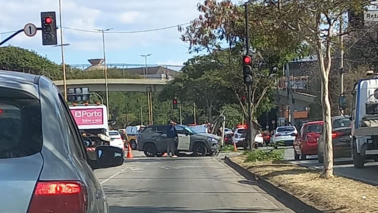 Trânsito lento na Via Expressa após acidente com viatura da PM