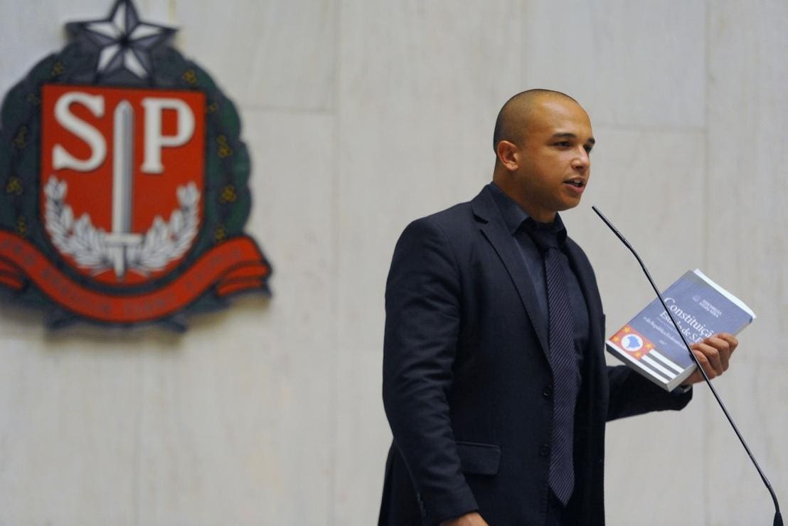 Deputado Douglas Garcia em discurso na tribuna na Alesp