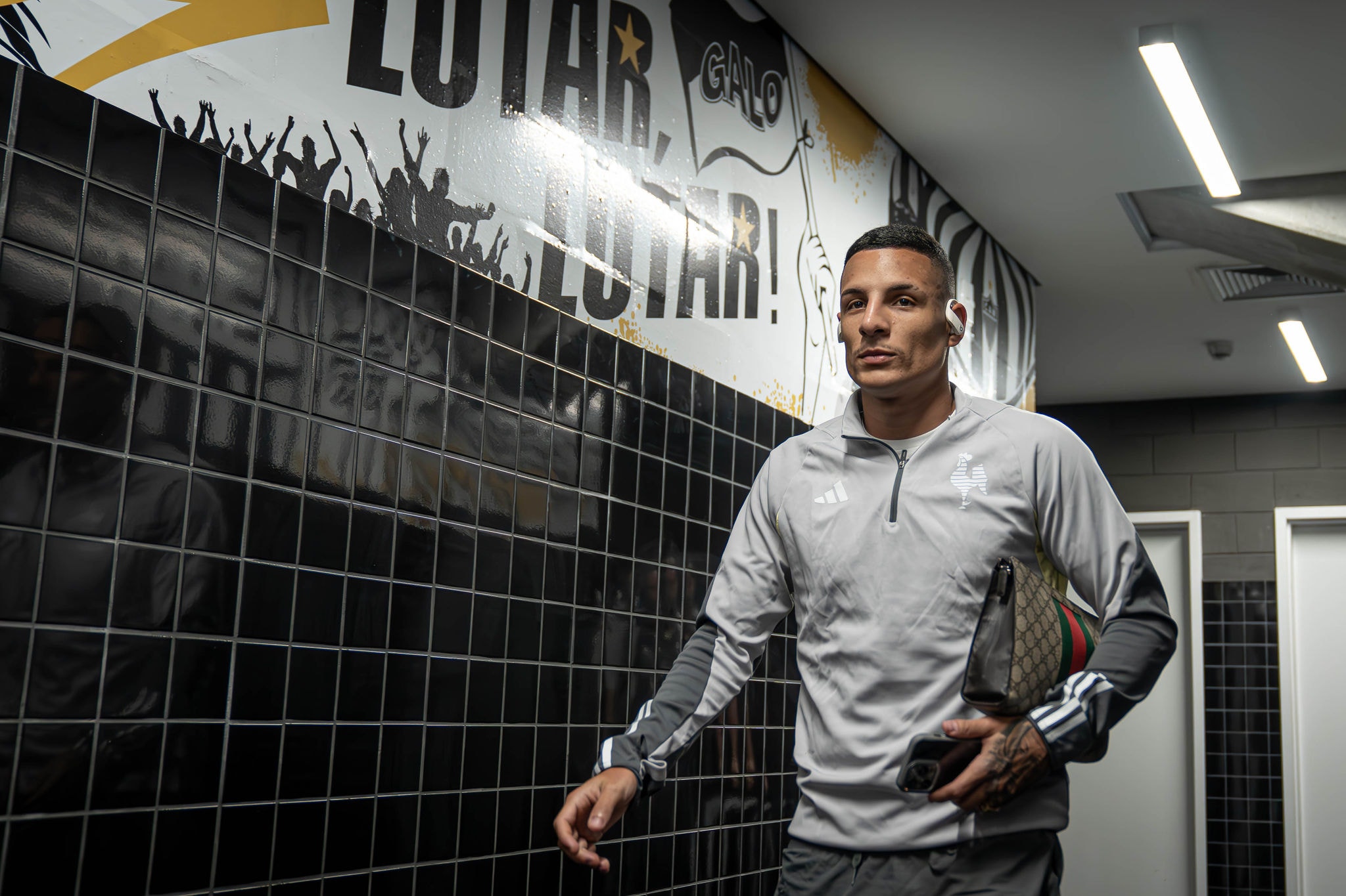O lateral Guilherme Arana é titular na partida contra o São Paulo, na Arena MRV