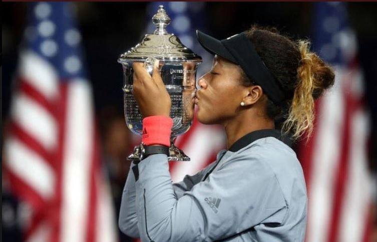 Japonesa beija troféu conquistado em cima da favorita Serena Williams