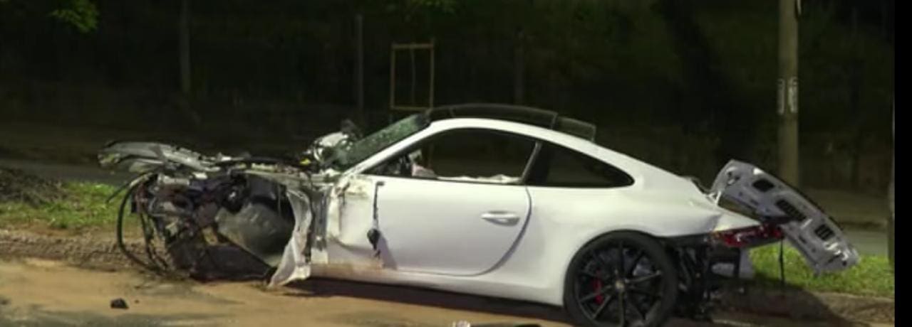 Porsche ficou destruída após batida