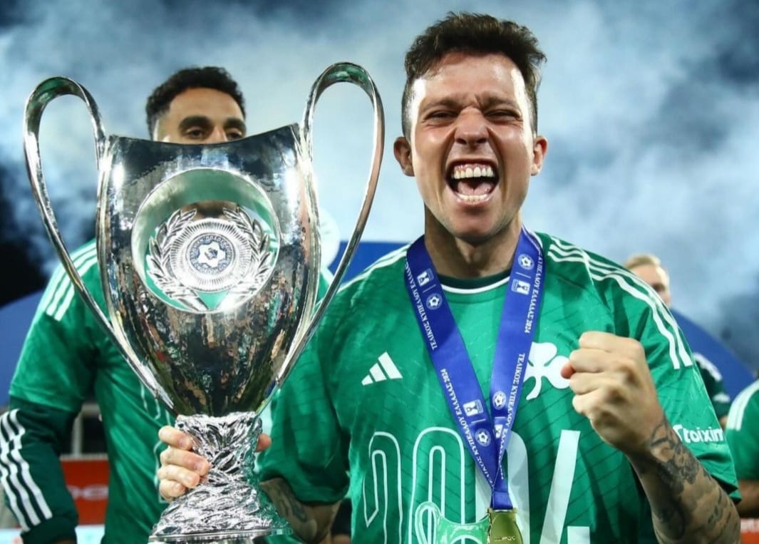 Prestes a voltar ao Atlético, meia Bernard comemora título da Copa da Grécia pelo Panathinaikos