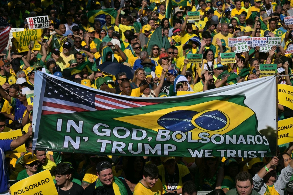 Apoiadores de Bolsonaro exibem faixa em agradecimento ao presidente dos EUA, Donald Trump, que impôs tarifaço a produtos brasileiros e sanções ao ministro Alexandre de Moraes, do STF