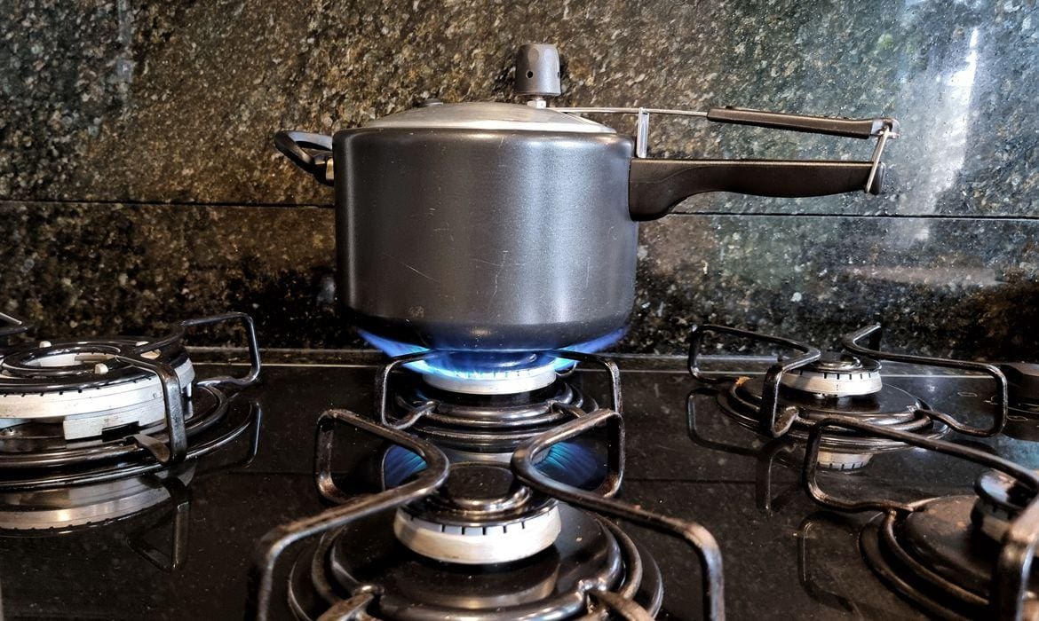 Imagem de uma panela de pressão ao fogo