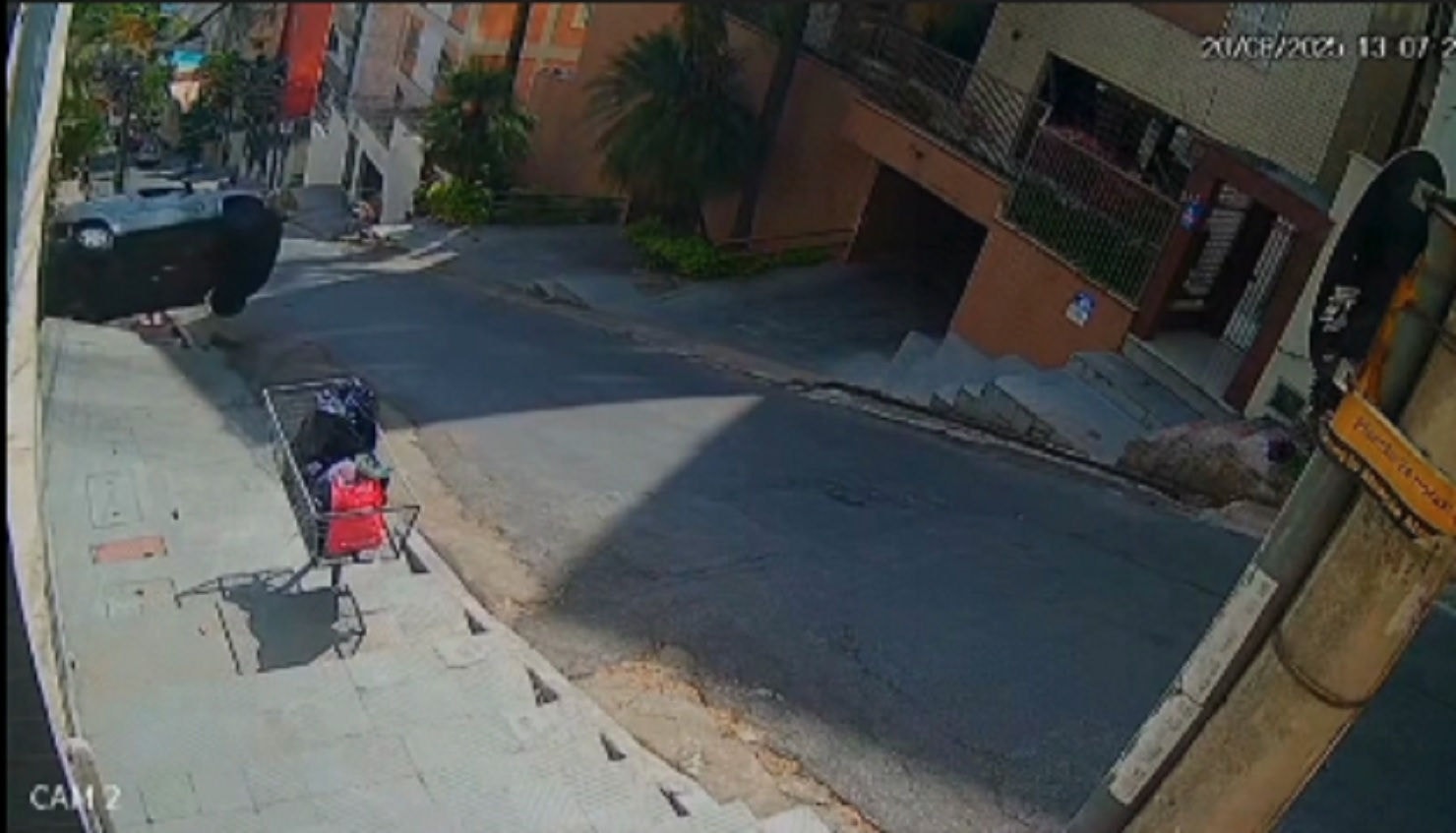 Carro de passeio não conseguiu subir o morro e acabou capotando