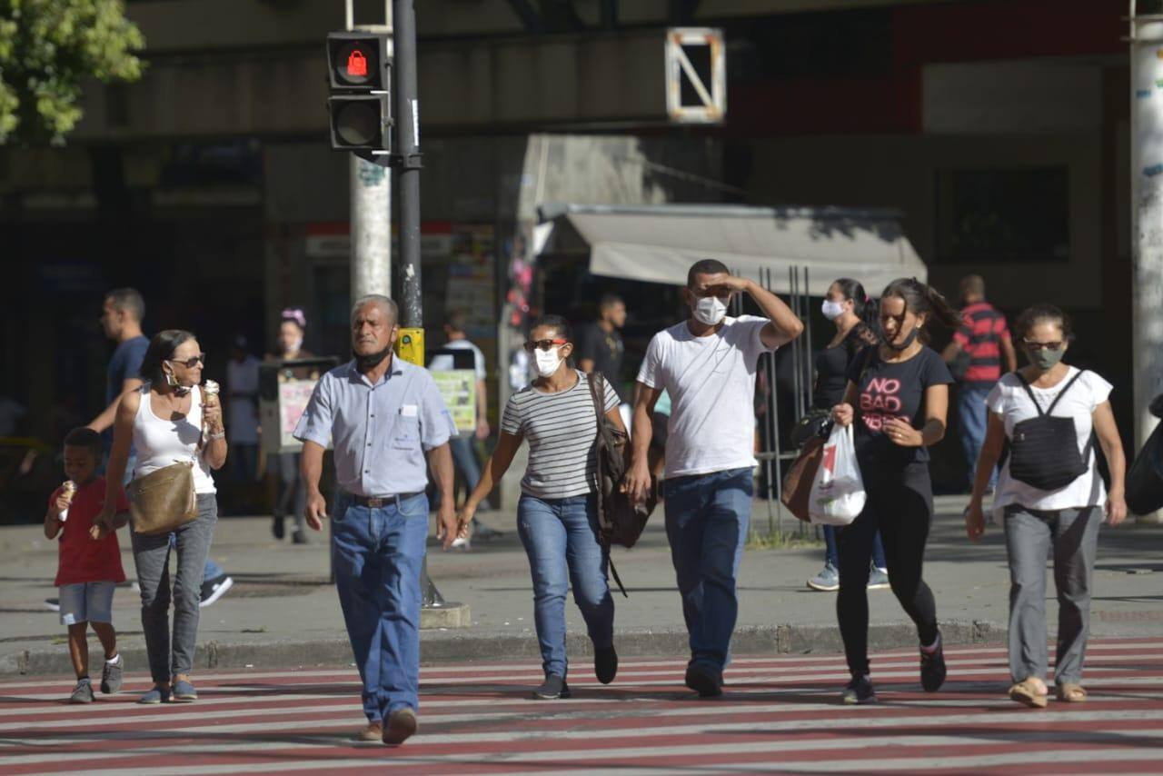 Antes da publicação do decreto que desobriga o uso de máscara em locais abertos, já se via pessoas sem o item de segurança circulando pelas ruas de BH