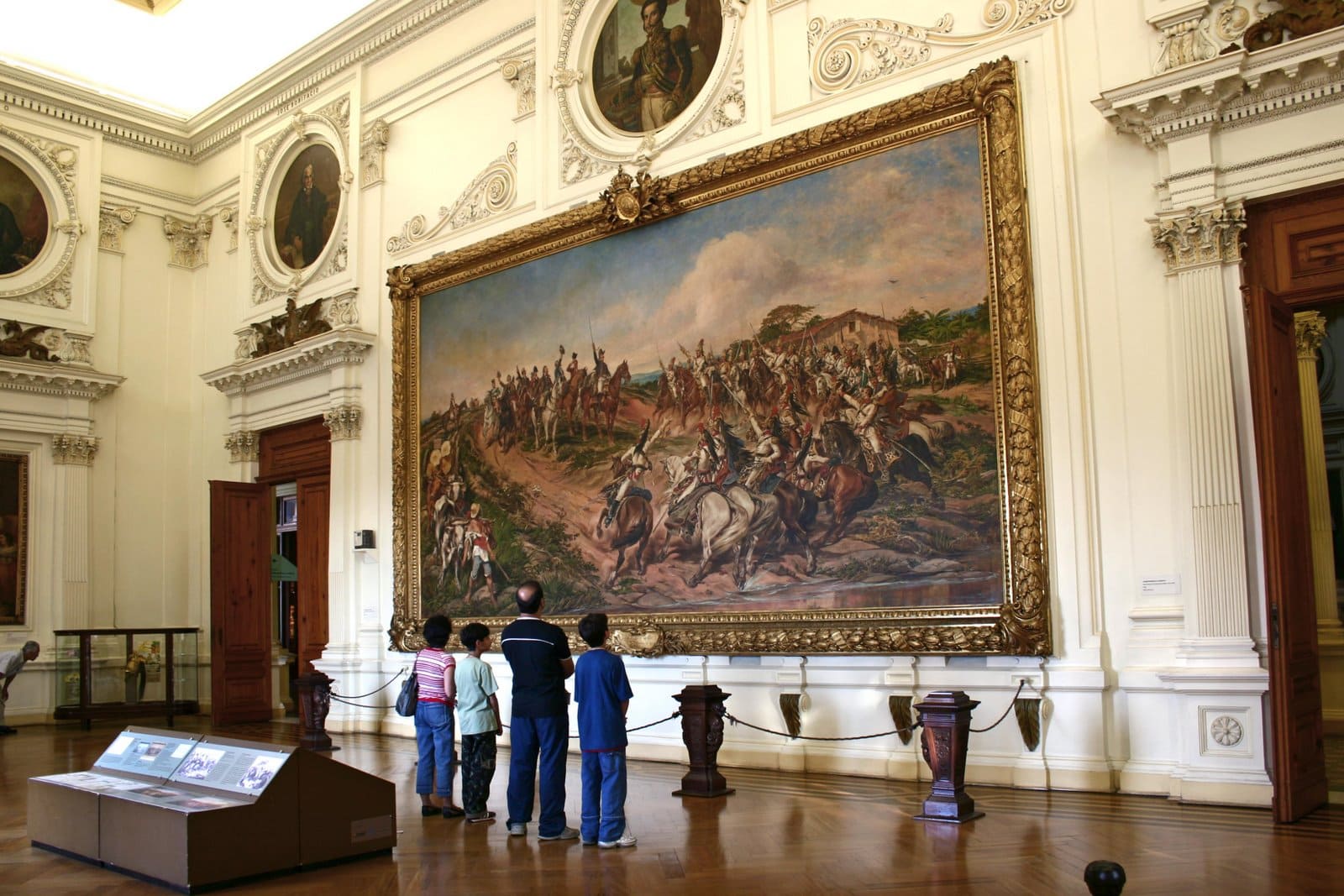 Turistas apreciam o quadro "Independência ou Morte" no Museu do Ipiranga, um dos roteiros oferecidos pelo programa Vai de Turismo