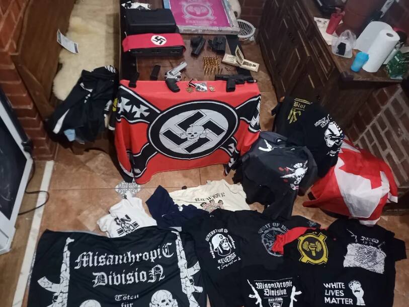 Material neonazista encontrado durante uma das operações da Polícia Civil de Santa Catarina