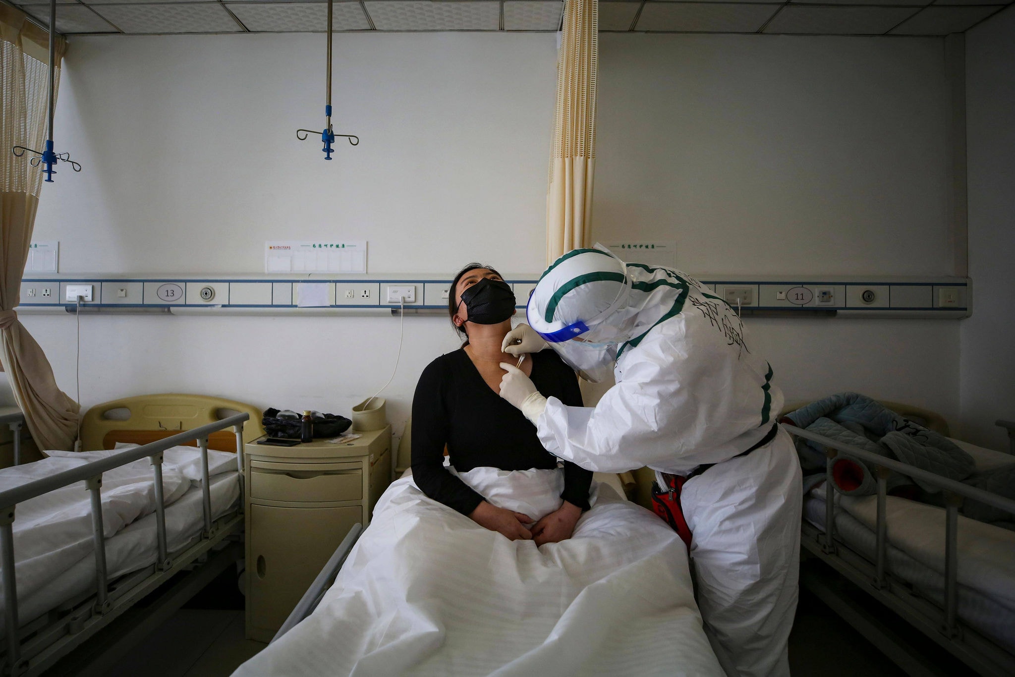 coronavírus  Paciente com coronavírus recebe tratamento de acupuntura em hospital de Wuhan na China