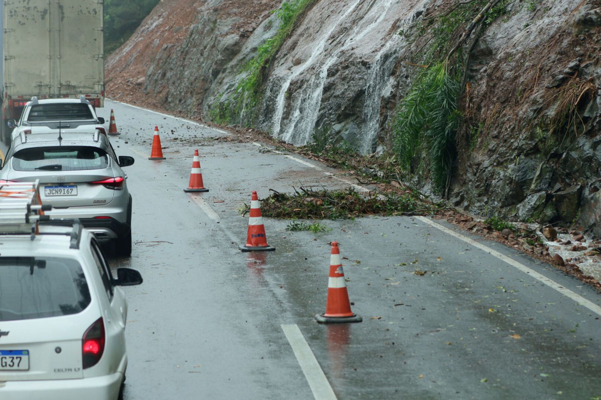 Queda de barreira, bloqueio e muita água descendo nas encostas. Foto: Rodney Costa/ O Tempo