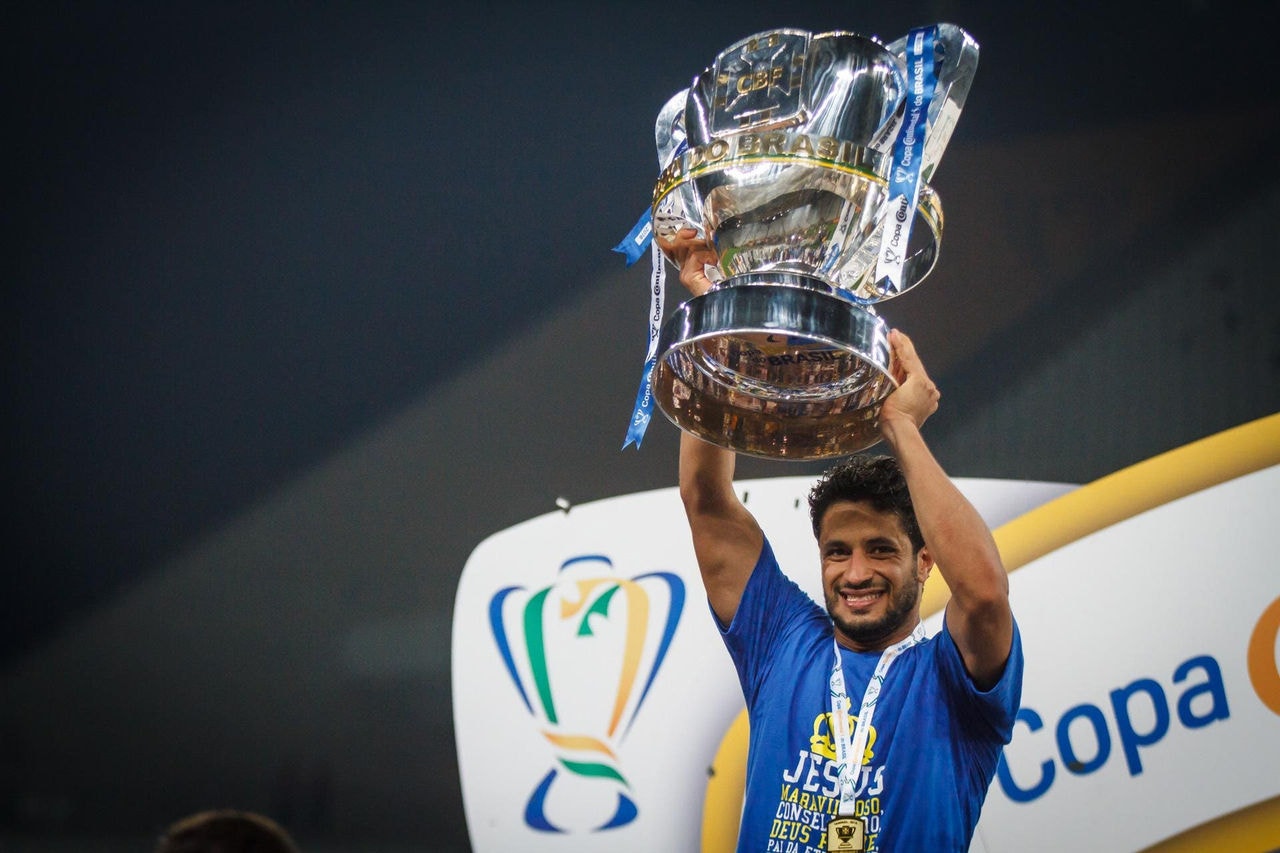 Léo, ex-zagueiro do Cruzeiro, ergue a taça de campeão da Copa do Brasil de 2018