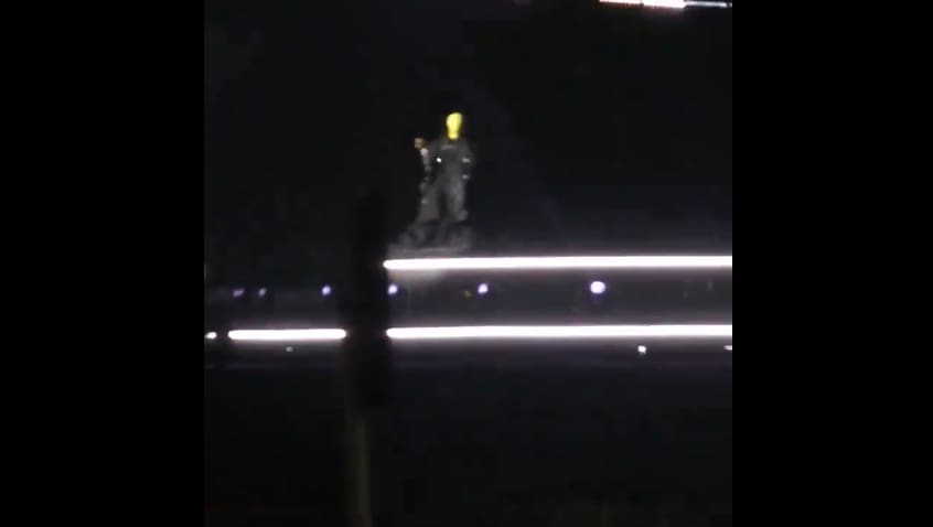 madonna-sobe-em-palco-ensaio-rj Madonna sobe em palco na orla de Copacabana usando máscara verde