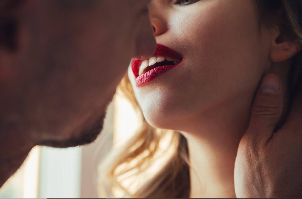 Beijar faz para para o corpo e para mente, por isso especialistas estimulam o ato sempre que possível