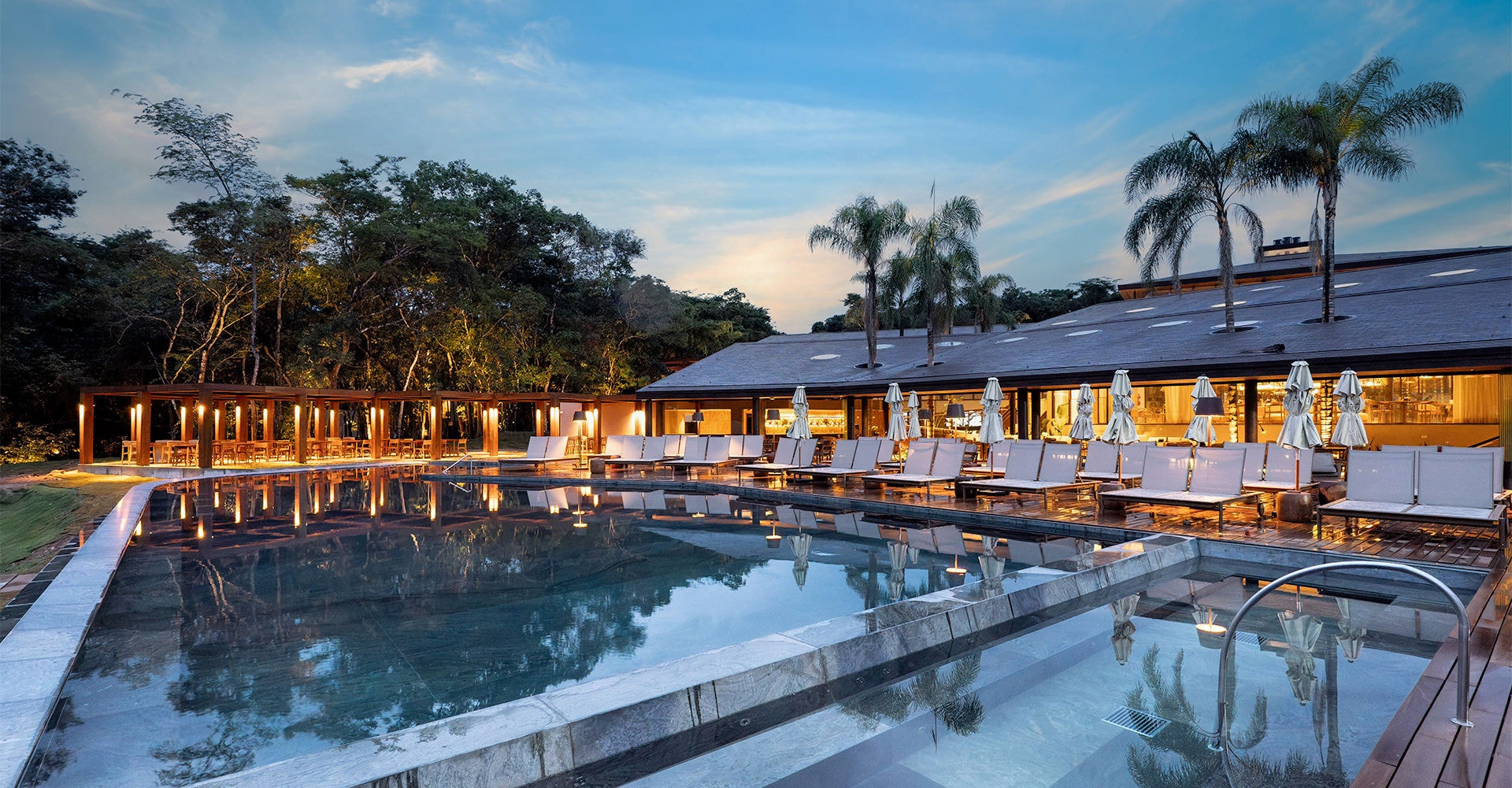 A primeira etapa do hotel em Inhotim conta com 46 bangalôs, piscina climatizada, sauna, spa, restaurante, brinquedoteca, academia e espaço para eventos
