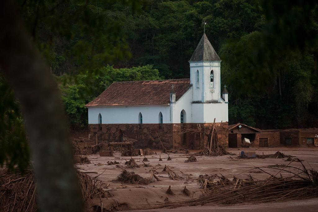 Minas e Espírito Santo pedem indenização que ultrapasse os R$ 100 bilhões por danos morais coletivos contra Samarco, Vale e BHP