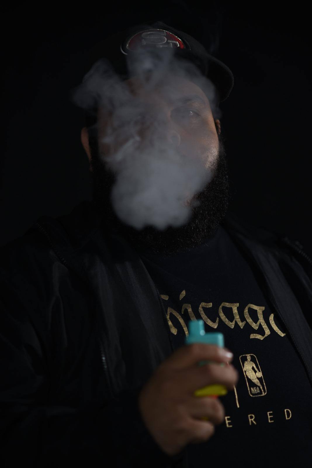Vape é vendido, em média, entre R$ 100 e R$ 1000 e contém cerca de 2000 substâncias tóxicas