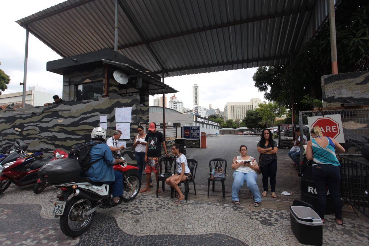 Familiares de militares protestam em frente ao Batalhão Rotam, em BH