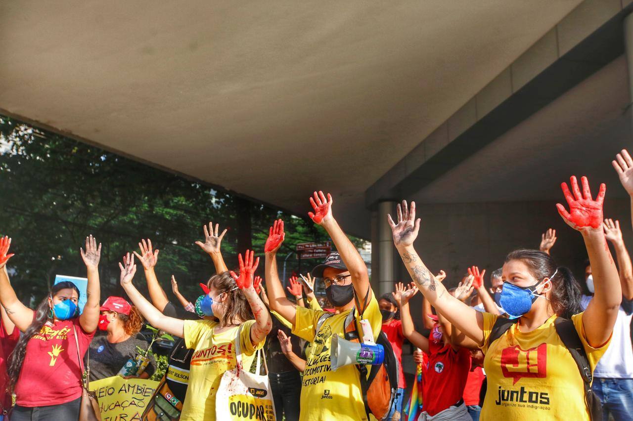 Protesto contra Ricardo Salles em frente à Fiemg