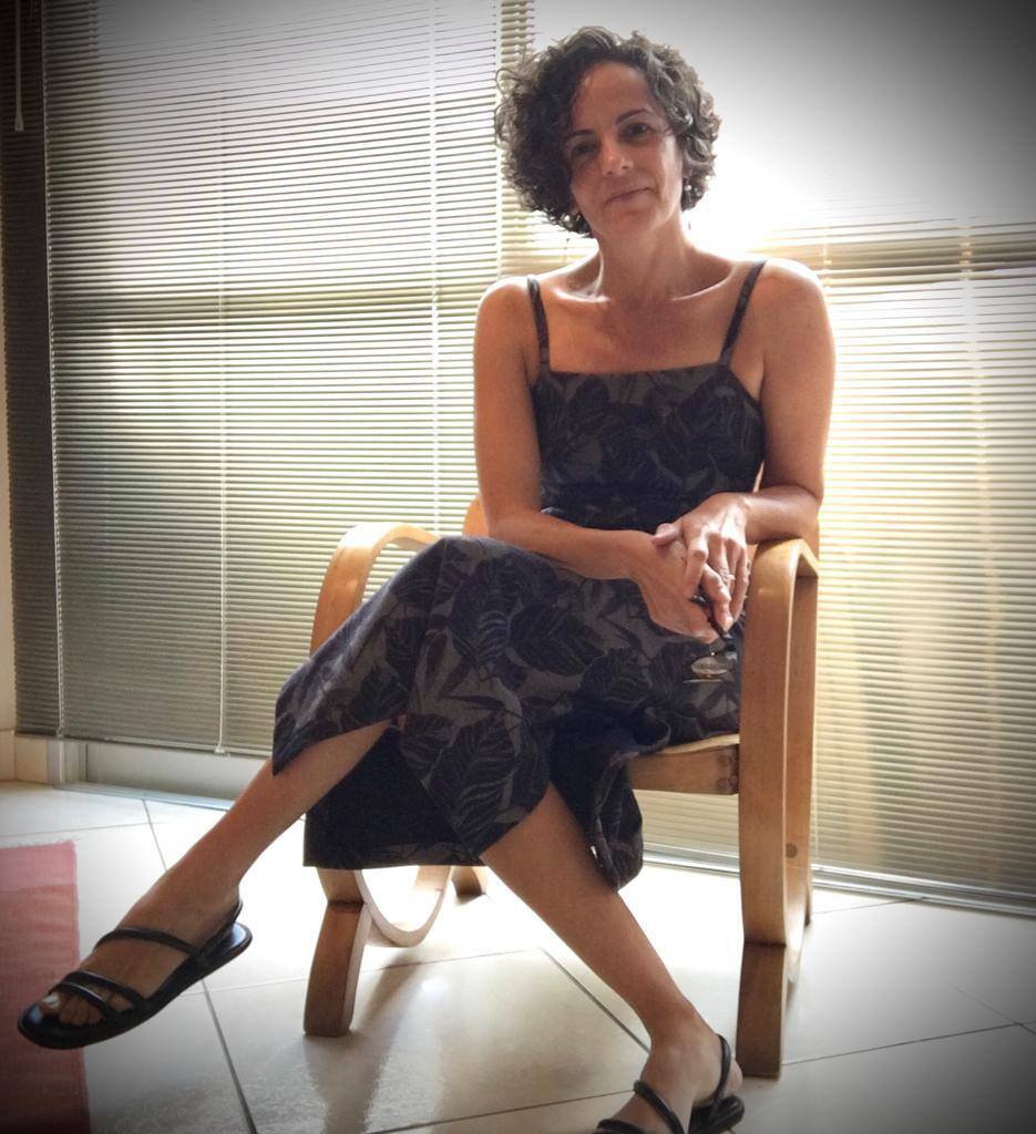 A estilista Simone Pontes Carneiro, 51, tem encarado com naturalidade as transformações pelas quais vem passando desde o início do climatério, período de transição fisiológica da fase reprodutiva para a não reprodutiva da mulher, que abrange a menopausa, a última menstruação espontânea