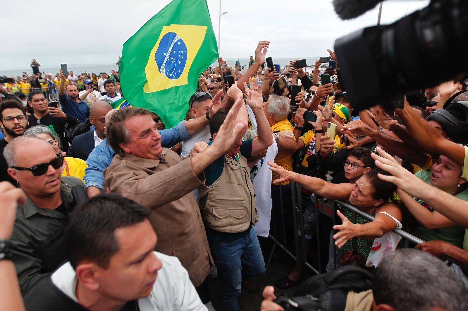Bolsonaro é recebido com festa por apoiadores na Bahia