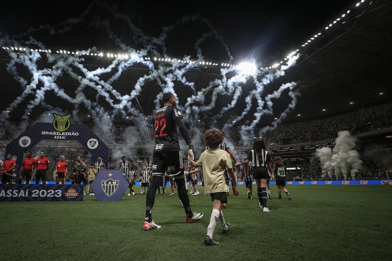 Everson com a camisa do Atlético na Arena MRV; goleiro sofreu fratura na mão durante treino na Cidade do Galo