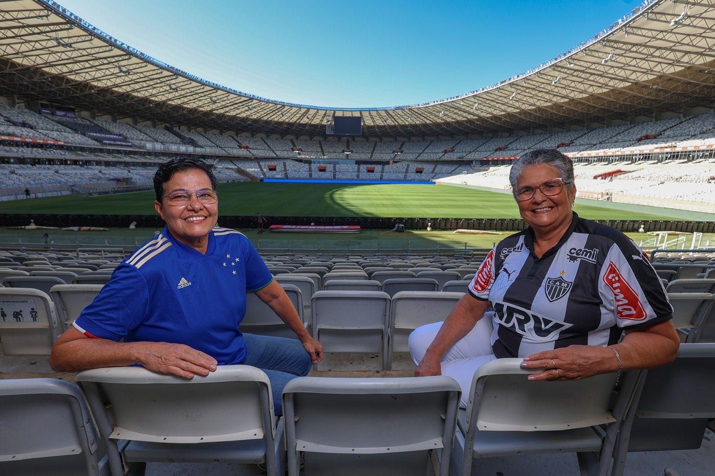 BELO HORIZONTE (MG), 22/08/2025 – ESPORTES - 60 anos do Mineirão. Na foto: Cleide Maria de Almeida Diniz, torcedora do Atlético, e Solange Gomes de Souza, torcedora do Cruzeiro, nascidas em 1965. ( Foto: Flavio Tavares/O Tempo )