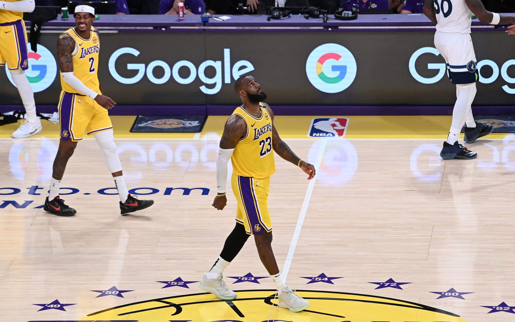 LeBron James em ação pelos Lakers, com a tradicional camisa com o número 23