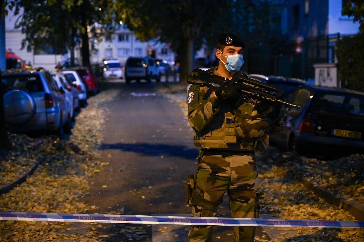 "Um incidente está acontecendo próximo ao setor Jean-Macé, no distrito VII de Lyon", escreveu o Ministério do Interior no Twitter