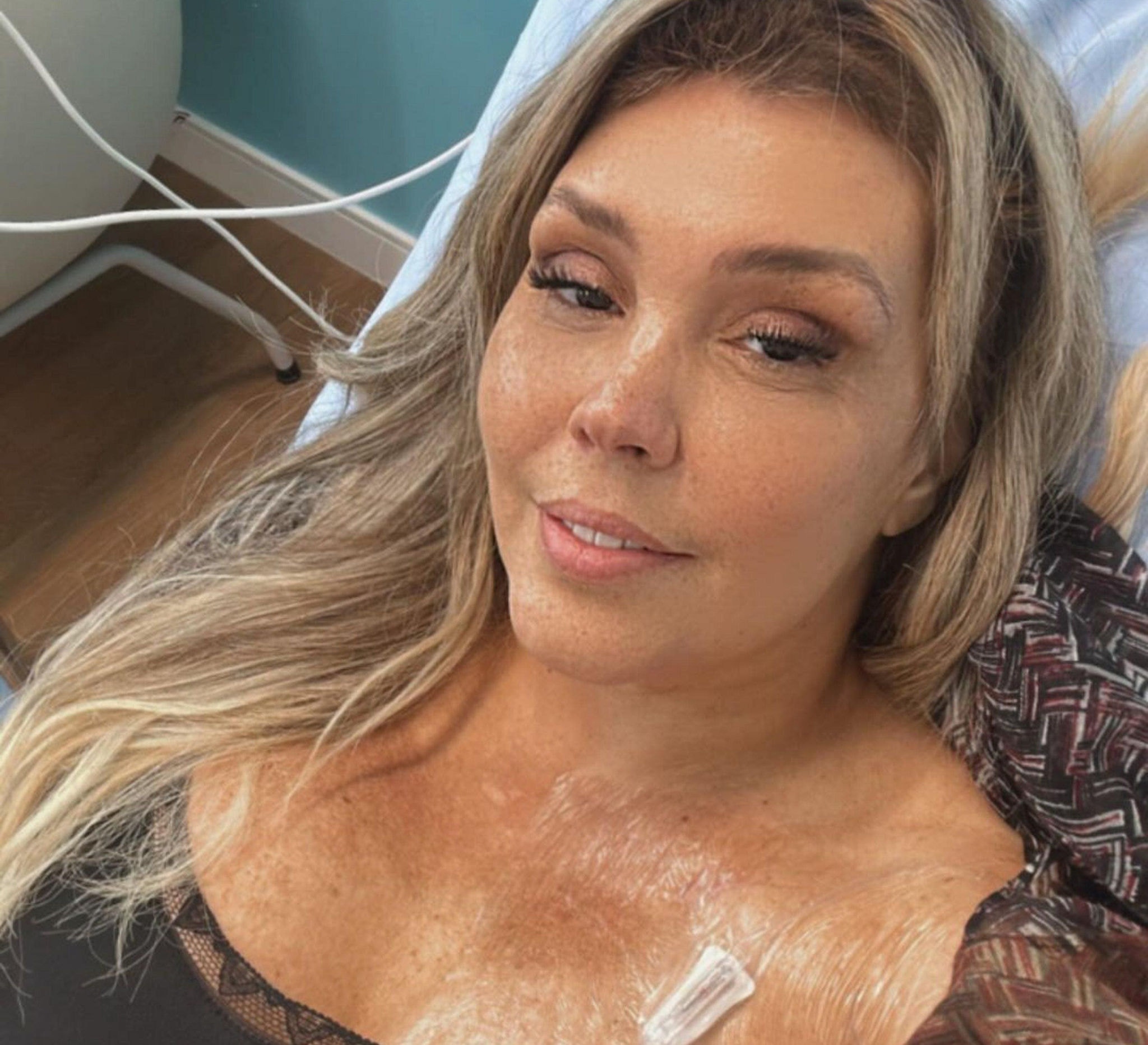A cantora Simony celebrou os 10 meses do fim de seu tratamento contra o câncer. 