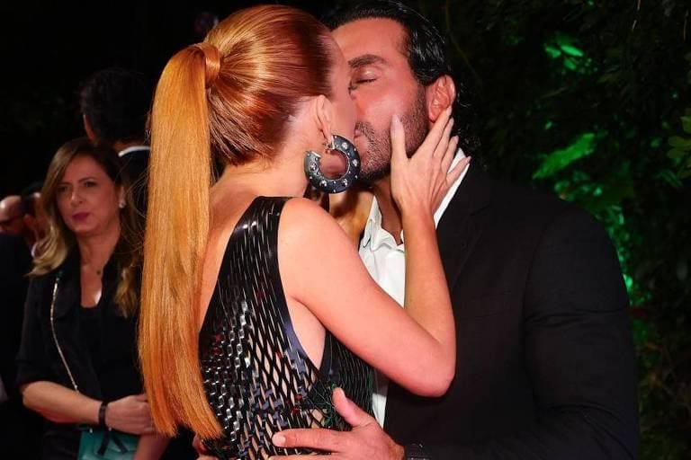 Marina Ruy Barbosa deu um beijo no namorado, o empresário Abdul Fares, durante evento no Rio de Janeiro