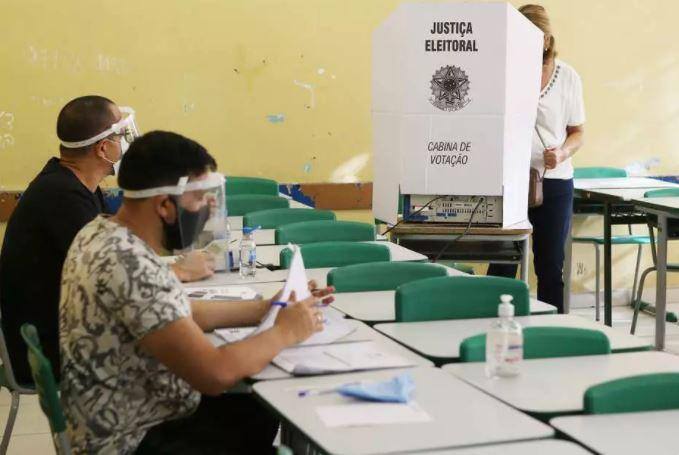 A taxa de abstenção é calculada pelo número de eleitores que não comparecem para votar, dividido pelo total de eleitores, multiplicado por 100 para obter o percentual