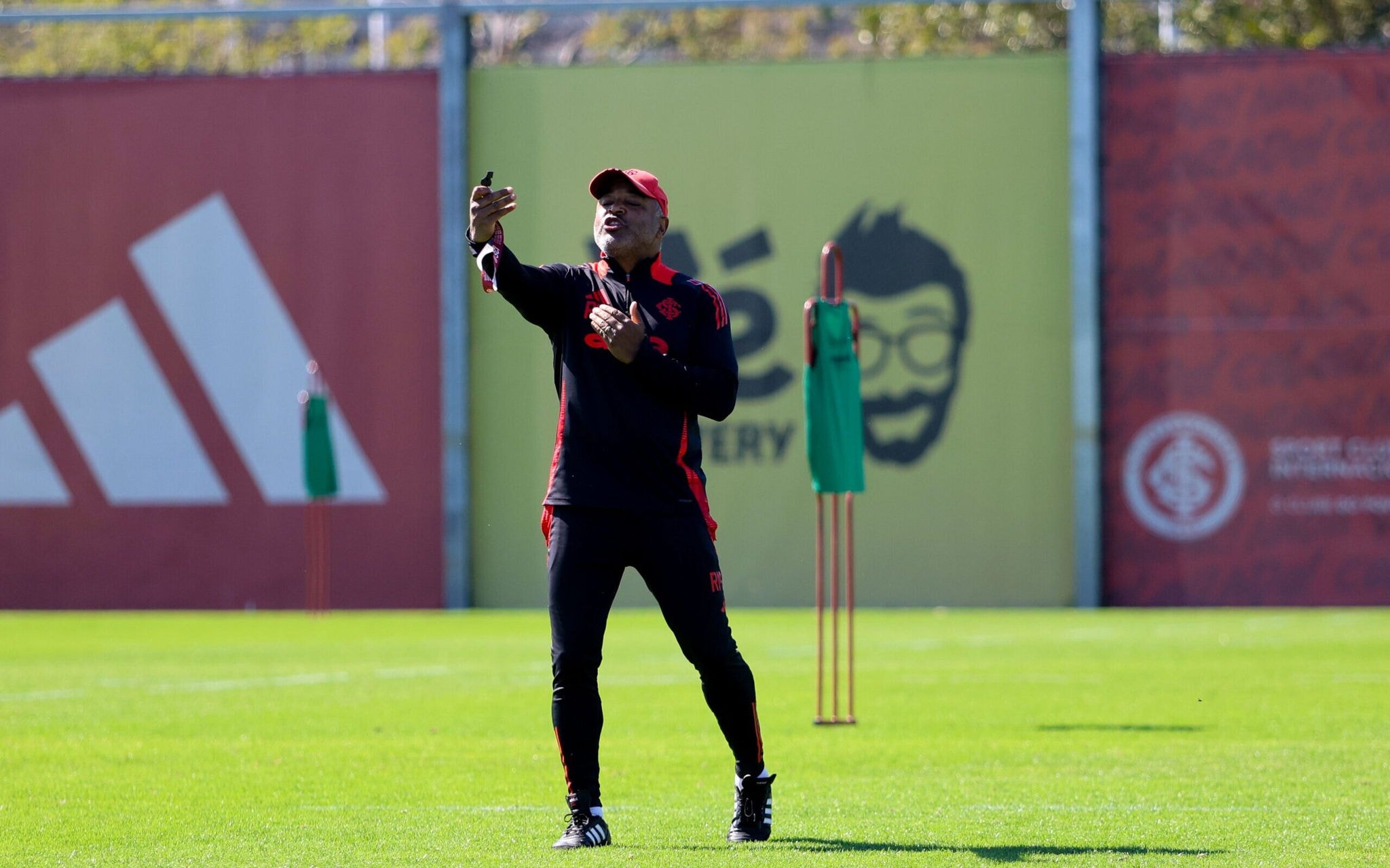 Roger Machado quer que o time volte a vencer (Foto: Ricardo Duarte/SC Internacional)