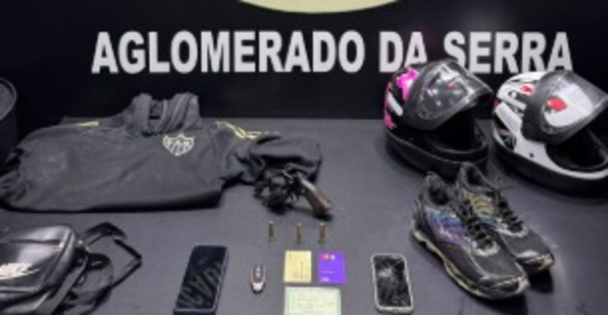 Arma e celulares estão entre os materiais apreendidos