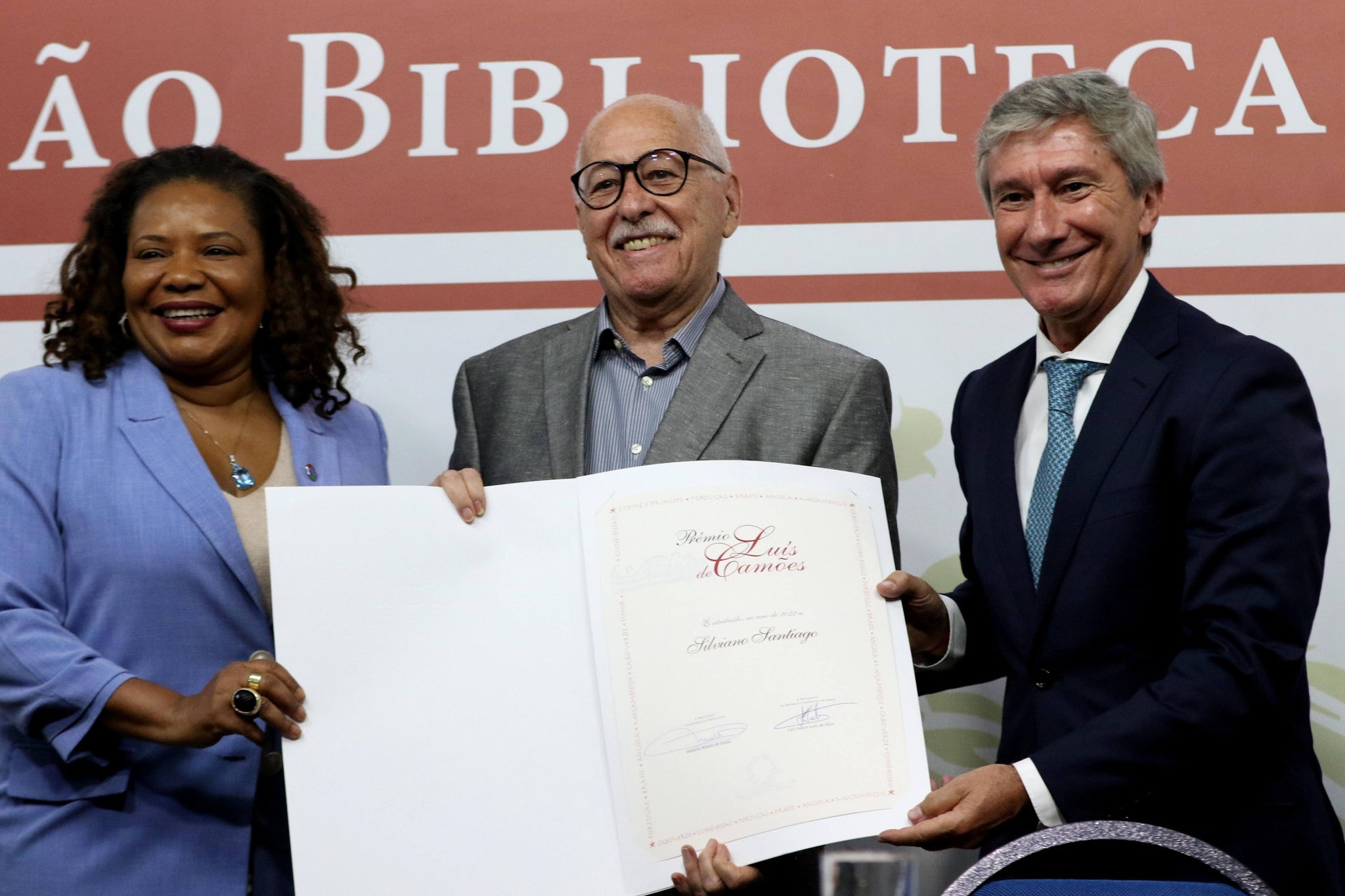 Ministra da Cultura, Margareth Menezes, e embaixador português no Brasil, Luís Faro Ramos, em premiação do escritor mineiro Silviano Santiago (centro)