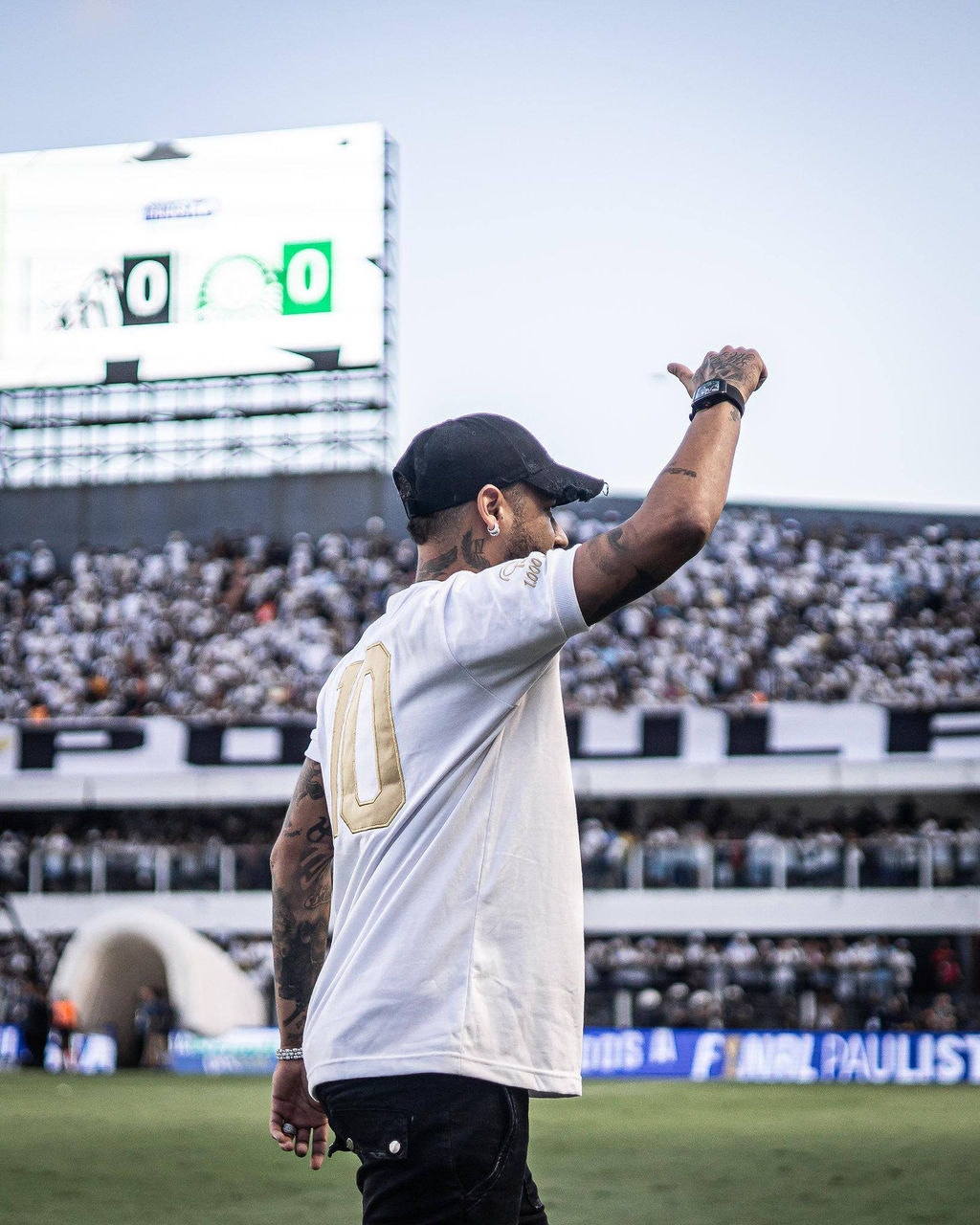 Neymar acena para torcedores do Santos na Vila Belmiro