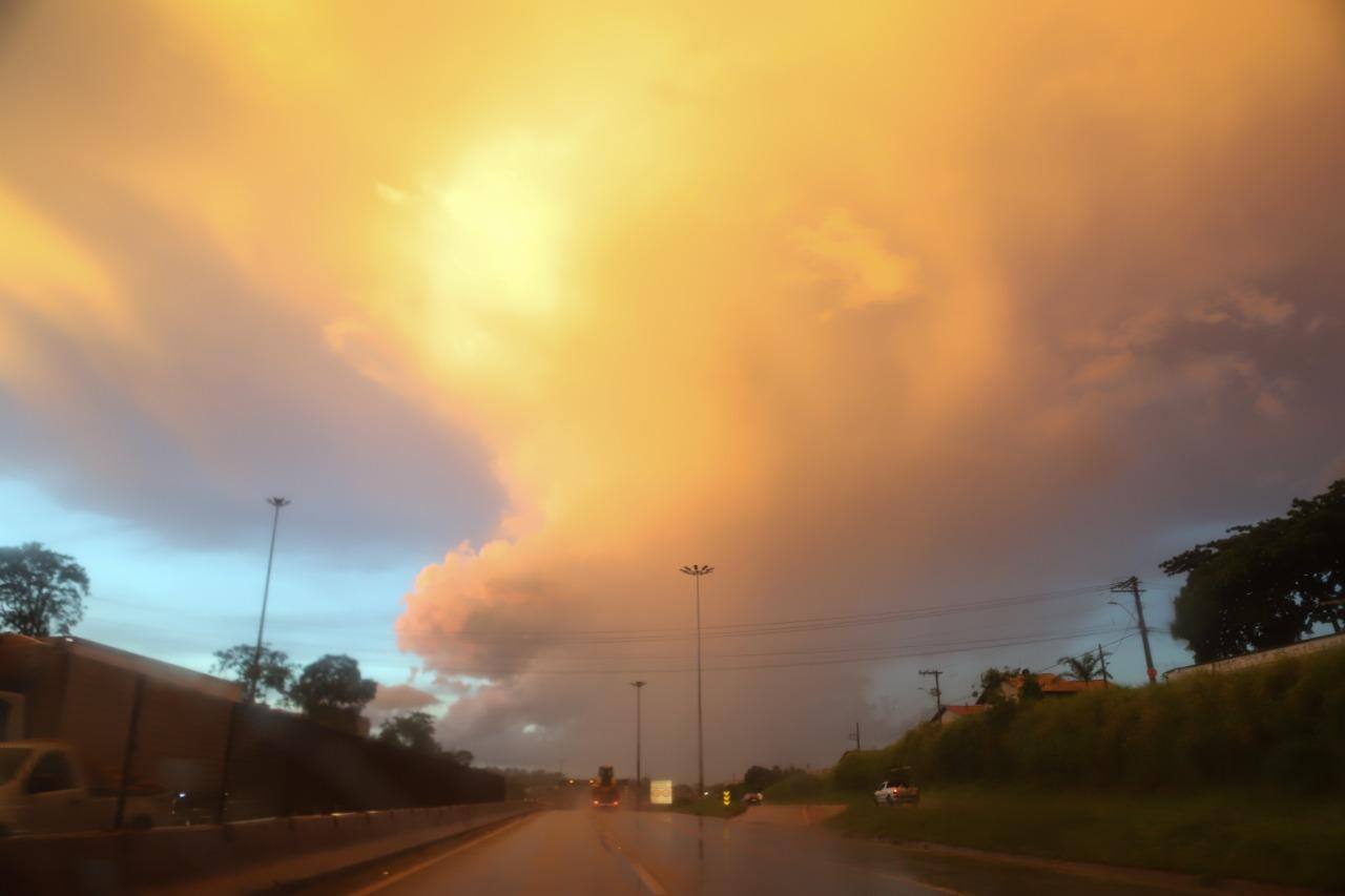 Céu amarelo em BH chama atenção de moradores; conheça o fenômeno