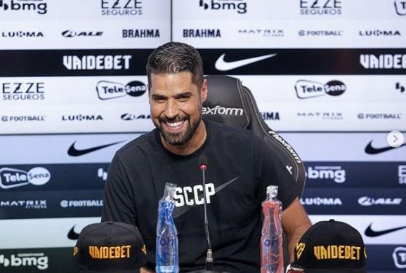 Apresentado oficialmente pelo Corinthians, técnico António Oliveira está empolgado