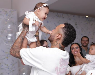 Neymar e Mavie, no batizado da filha caçula do jogador
